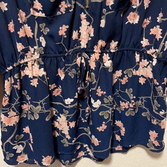 Beautiful blouse - Picture 3 of 4